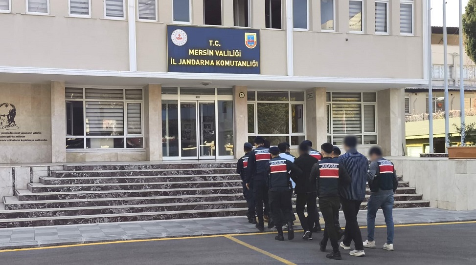 4 kişiyi silahla araziye götürüp paralarını gasbettiler