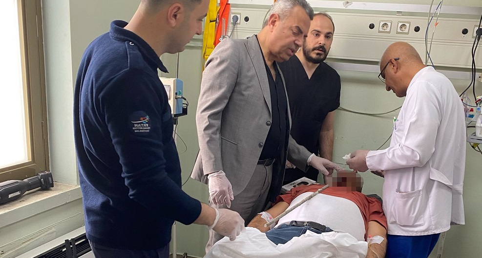 Ayağı kayıp düşen işçinin yüzüne inşaat demiri saplandı