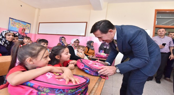 Miniklere çanta ve kırtasiye desteği Karatay'dan