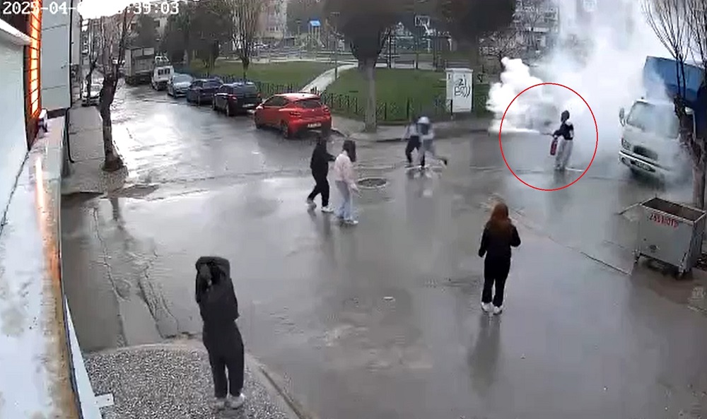 Camiden çaldıkları yangın tüpünü birbirine sıktılar