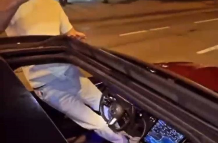 Camından sarktığı otomobili ayağıyla kontrol etti