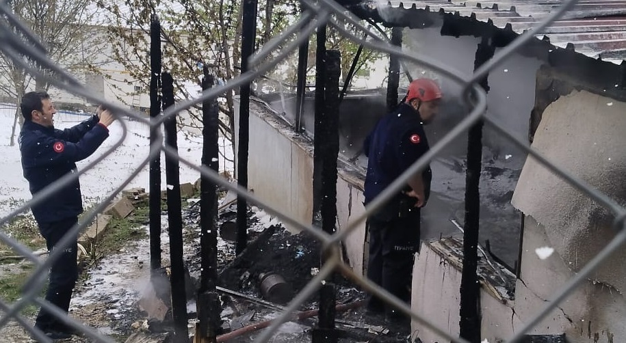 Prefabrik evde çıkan yangında 2 çocuk öldü
