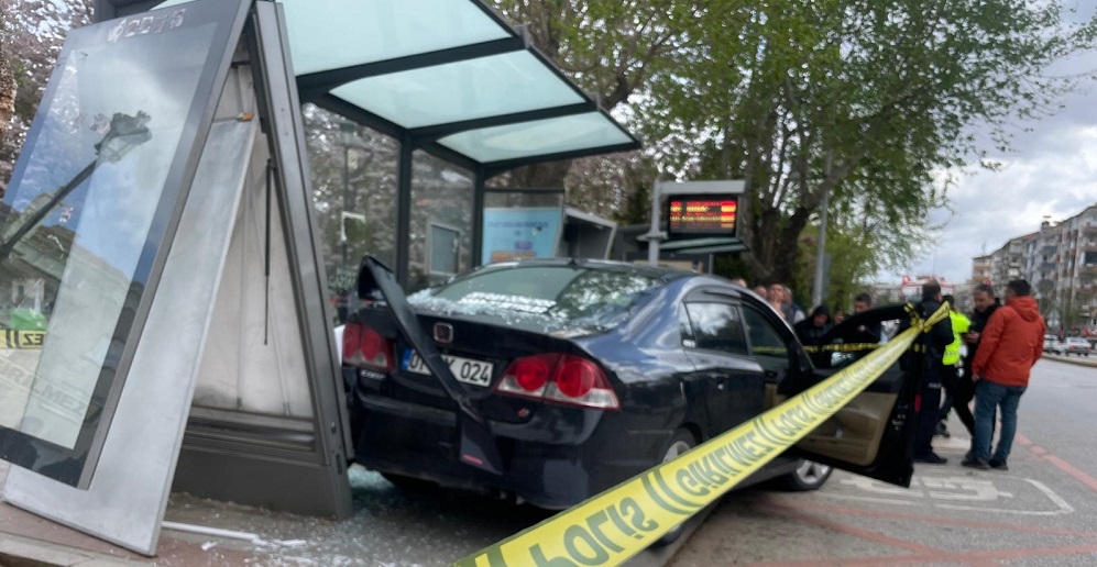 Otomobil otobüs durağına daldı
