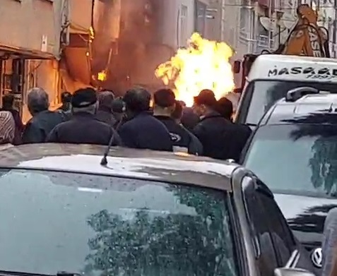 4 katlı binanın önünde doğal gaz kaynaklı patlama