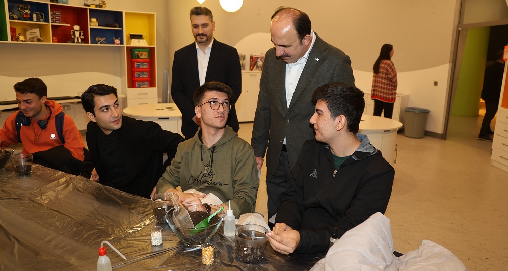 Altay Konya Bilim Merkezi’nde gençlerle buluştu