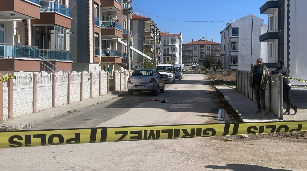 Eşini öldürüp intihar etti
