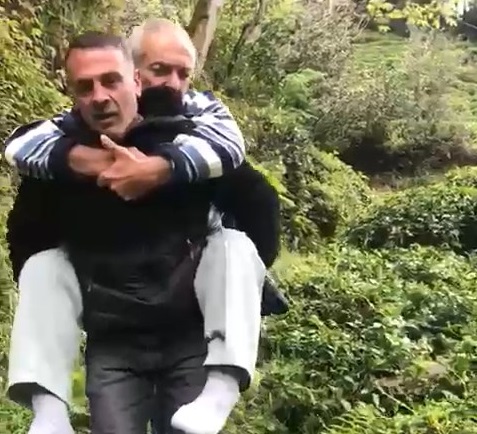 Hasta vatandaşı sırtında taşıdı