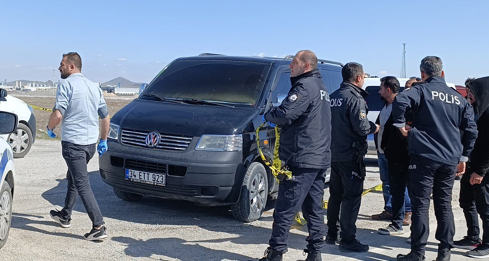 Park halindeki minibüste ölü bulundu