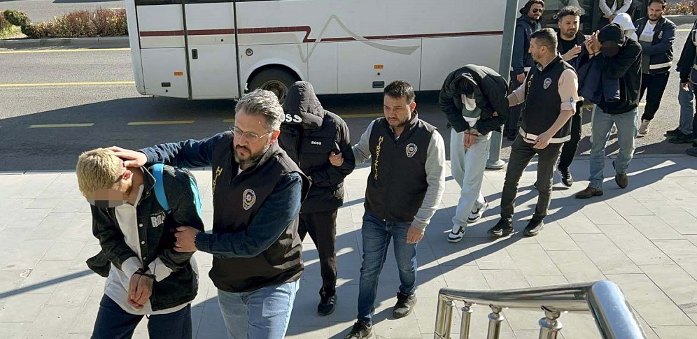 Kendilerini avukat olarak tanıttılar!