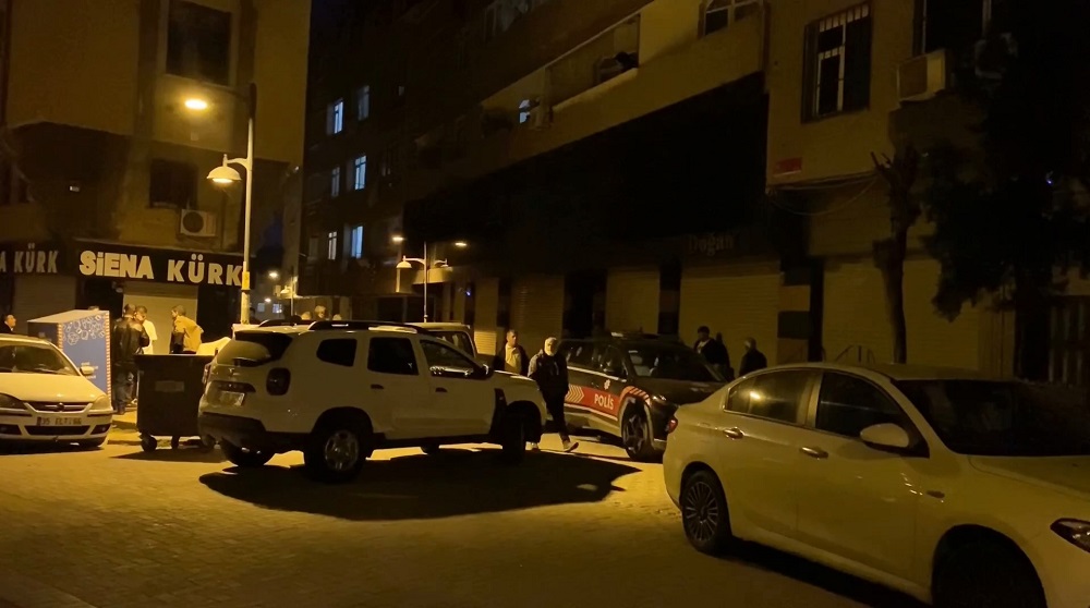 Eşini silahla vurdu intihar etti