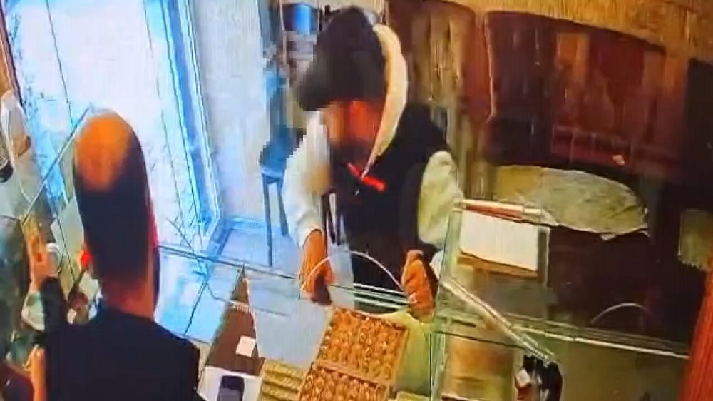 Kuyumcudan 570 bin lira değerinde altın çaldı
