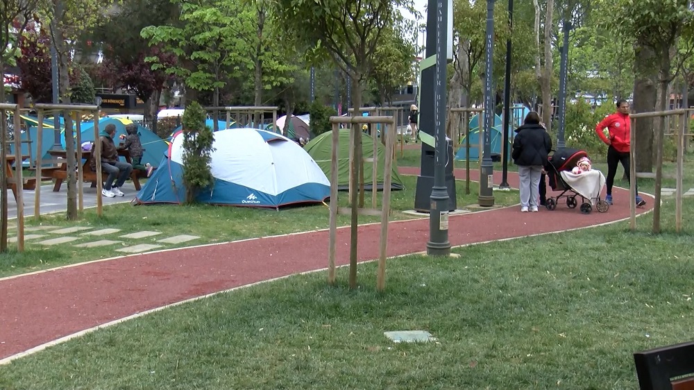 Bazı vatandaşlar parklarda sabahladı
