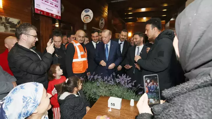 Erdoğan sosyal tesislerde vatandaşları ziyaret etti