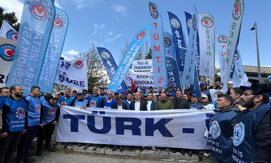 TÜRK-İŞ'ten bakanlık önünde '1 Mayıs' kutlaması