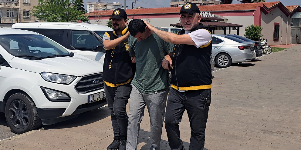 Davetli gibi gittiği düğünlerde para çaldı