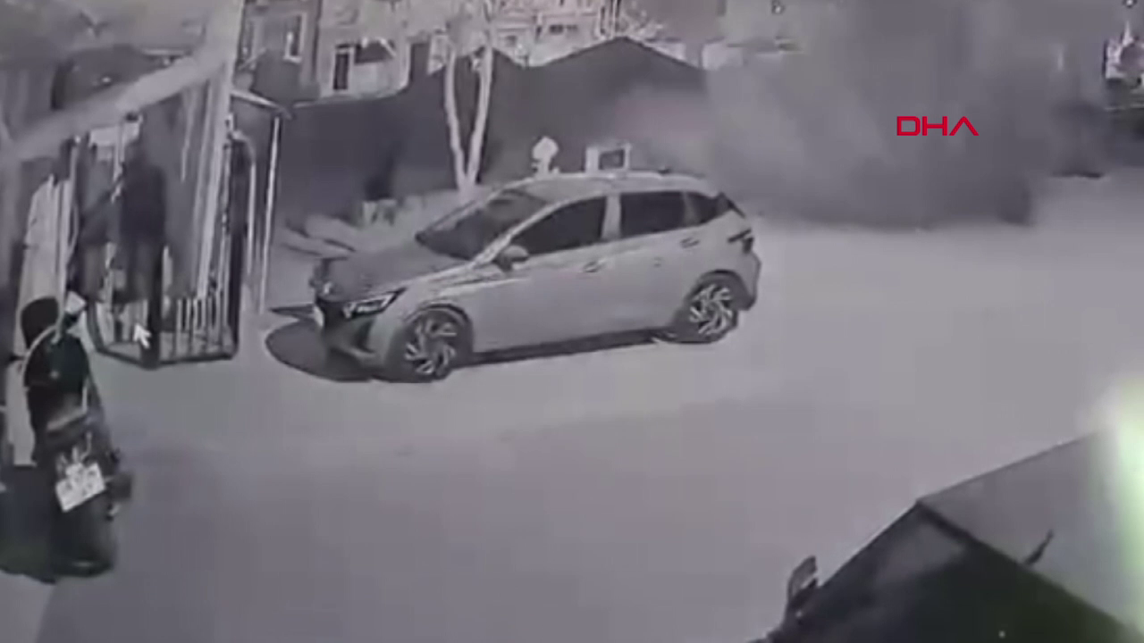Şebeke hattı patladı yol çöktü