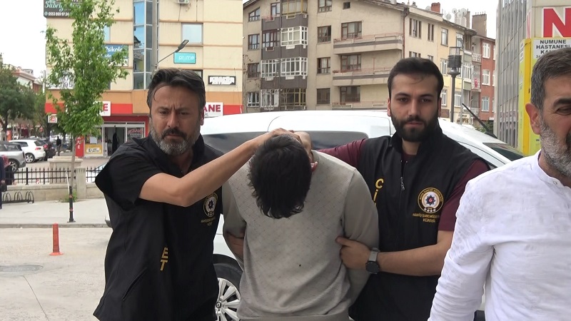 Tartıştığı kişiyi taşla yaraladı