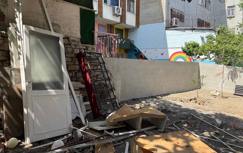 Kreşteki çocuk inşaat alanına düştü