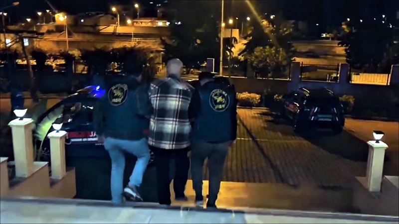 Aranan 2 kişi Türkiye'de yakalandı