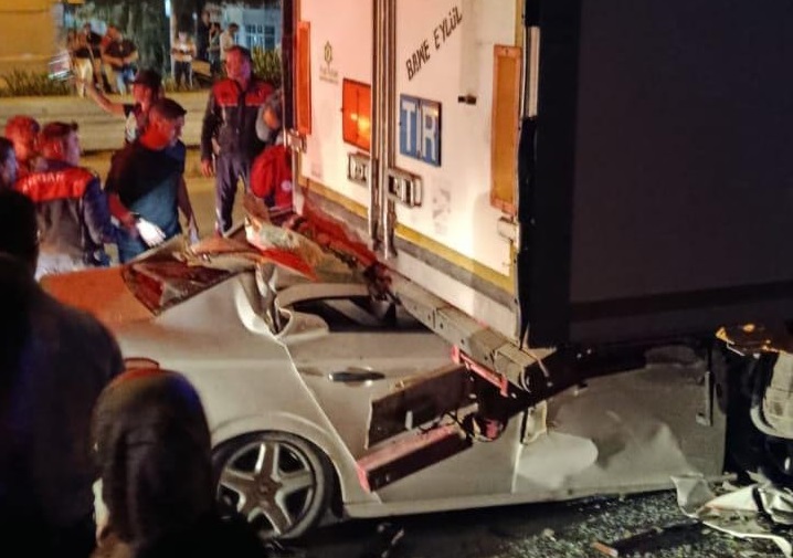 Otomobil, park halindeki TIR'a çarptı: 2 ölü