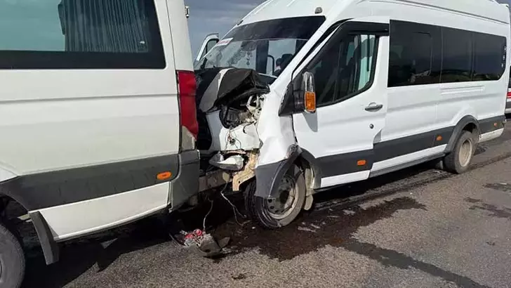 Öğretmenleri taşıyan 2 minibüs çarpıştı