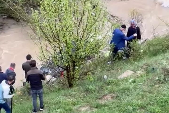 Hafif ticari araç dereye devrildi: 1 ölü, 4 yaralı