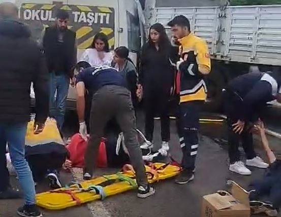 Öğrenci servisi TIR’a çarptı: 9 yaralı