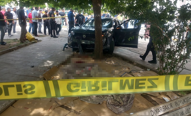 Cip hastane bahçesinde oturanların arasına daldı