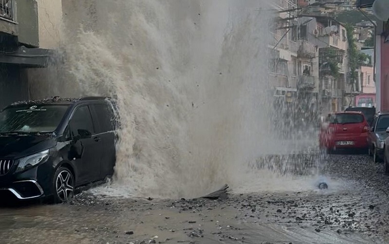 Su borusu bomba gibi patladı