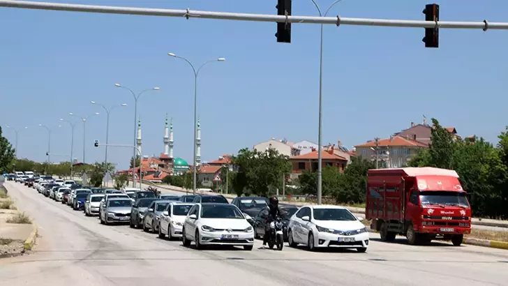 Afyonkarahisar- Antalya kara yolunda bayram yoğunluğu