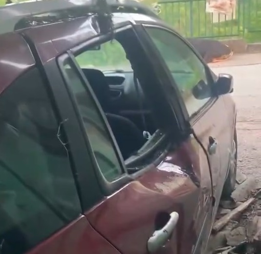 Kurbanlık boğa otomobilin üzerine düştü