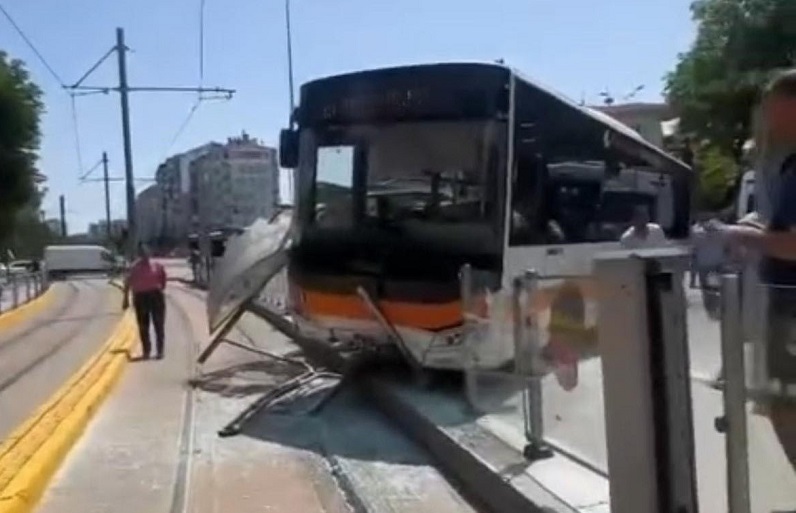 Belediye otobüsü tramvay durağına daldı