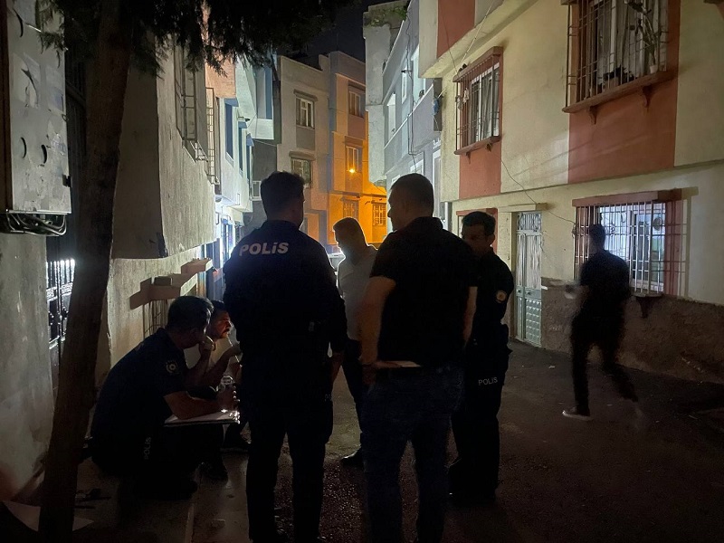 Kapısı kilitli odada ölü bulundular