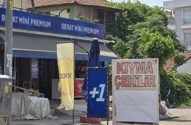Tekel bayisinde 'kıyma çekilir' afişi