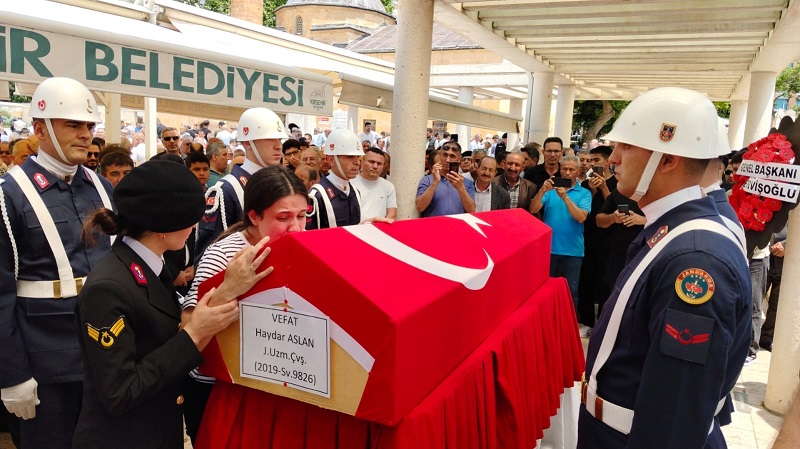 Düğüne giderken kazada hayatlarını kaybettiler
