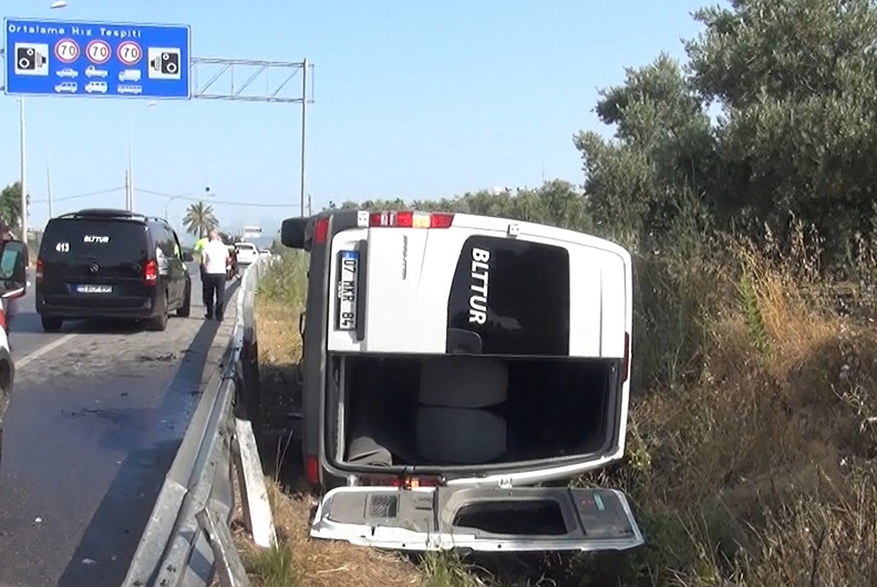Tur minibüsü devrildi
