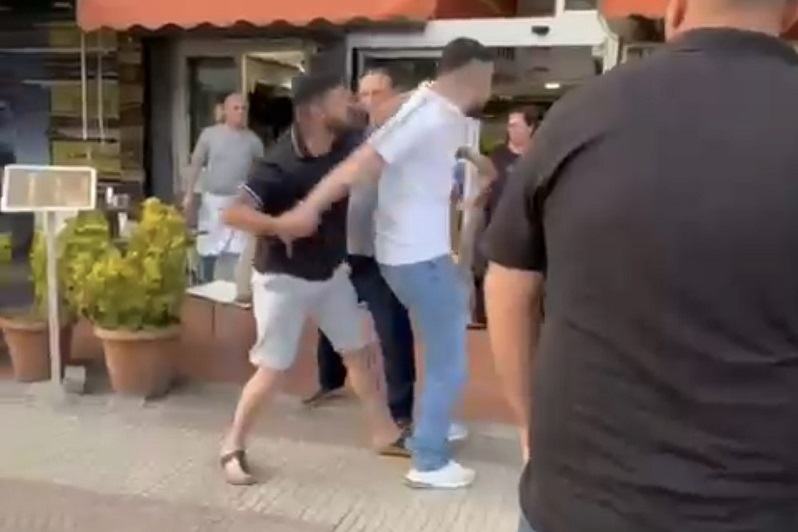 Aracına çarpan sürücüye saldırdı