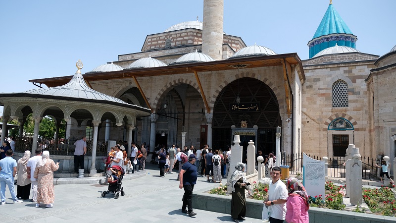 Mevlana Müzesi'nde ziyaretçi yoğunluğu