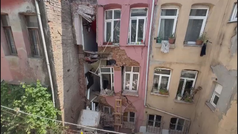 3 katlı binanın balkonu çöktü