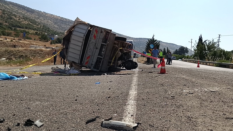 Kamyonet ile otomobil çarpıştı: 1 ölü, 5 yaralı