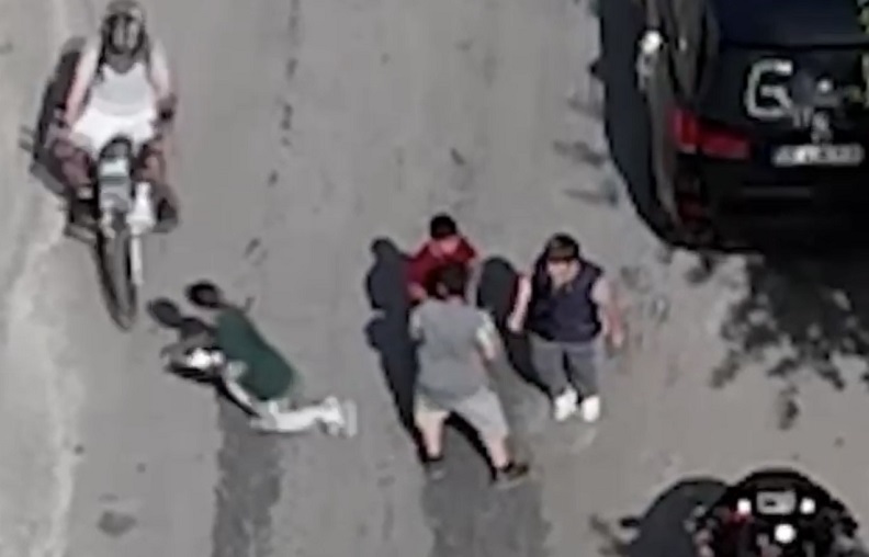 Düğün konvoyunun önünü kesmek isteyen çocuğa motosiklet çarptı
