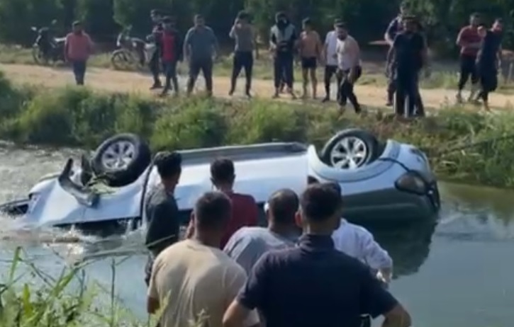 Kamyonet sulama kanalına düştü