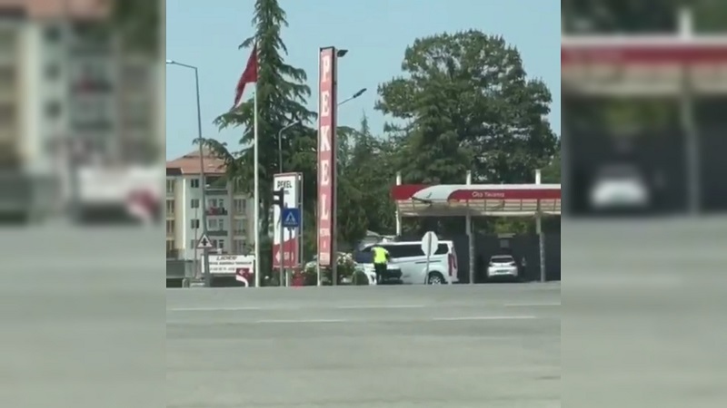 Trafik polisi kargaların saldırısına uğradı