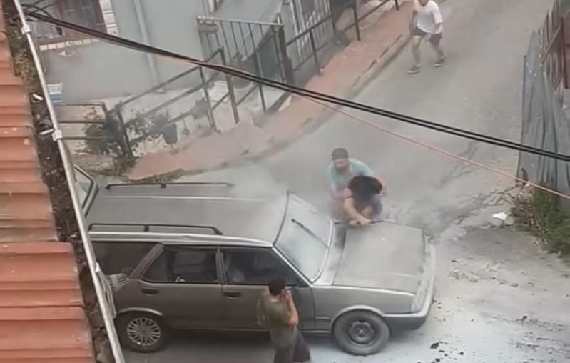 Yanan otomobiline kızdı!
