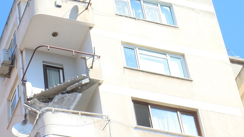 9 katlı binada balkon çöktü