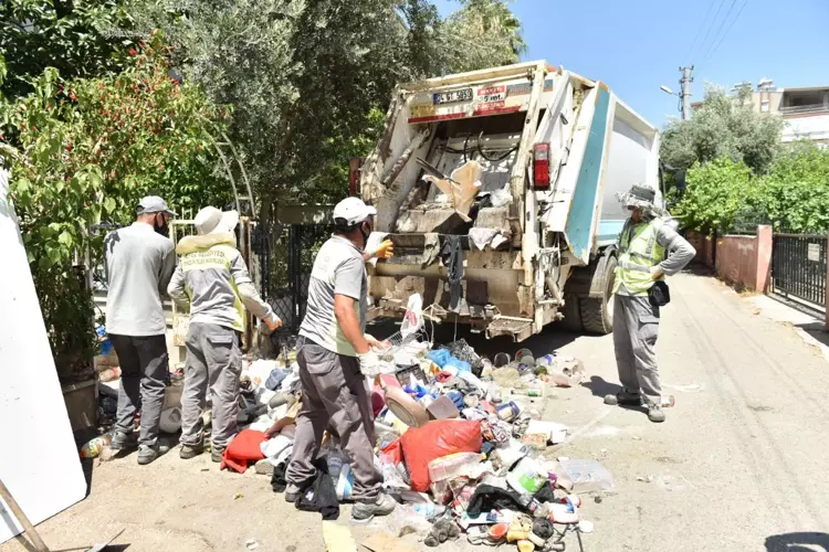 6 katlı binadan bu kez 20 kamyon çöp çıktı