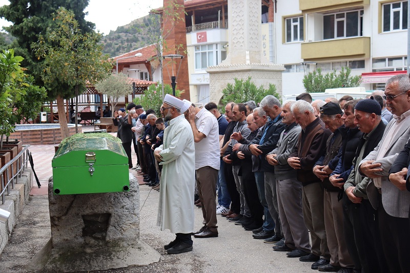 Eşini öldürüp intihar etti