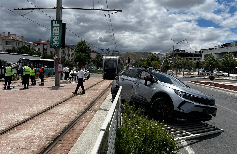TIR, otomobil ve otobüs çarpıştı: 8 yaralı