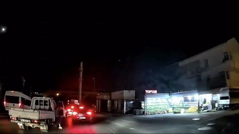 Hareket eden araçtan atladı silahla kovalandı