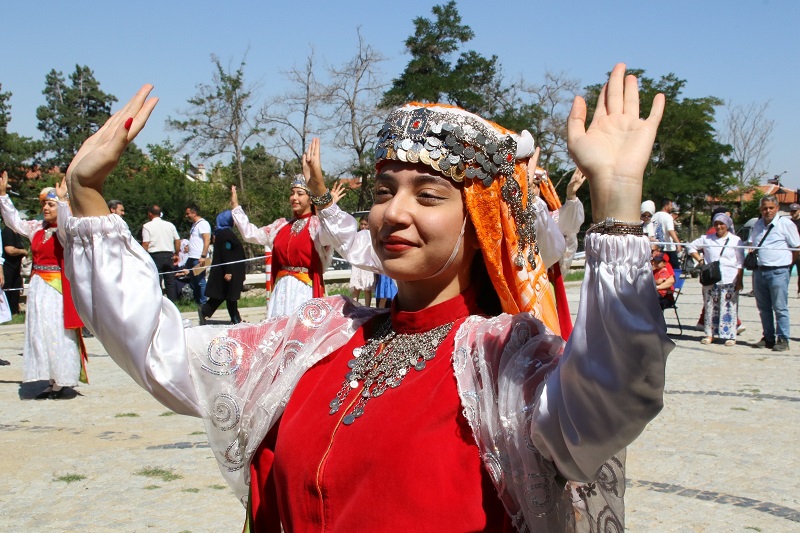 Şenlikte halk dansları gösterisi